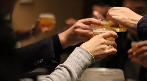 中国人喝酒更容易致癌！